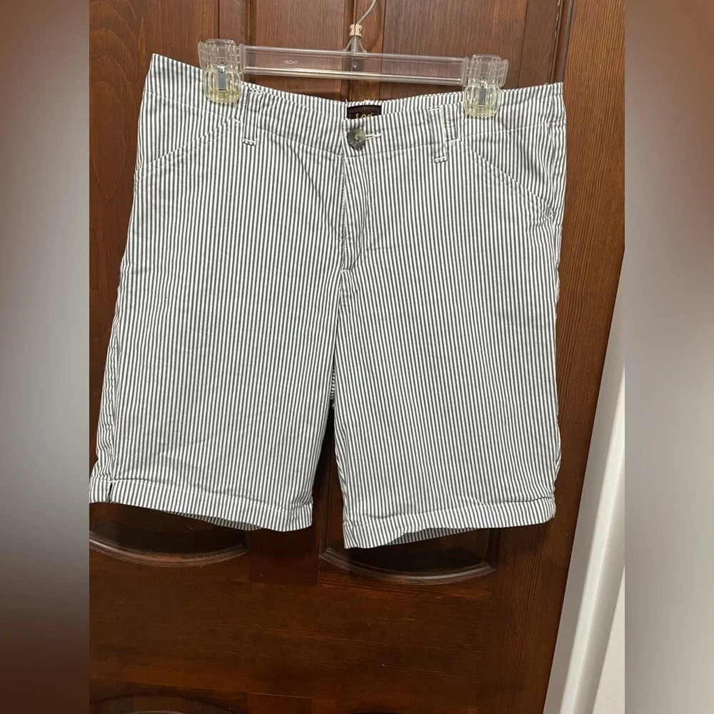 Lee women’s size 10 white and gray stripes 96% cotton shorts